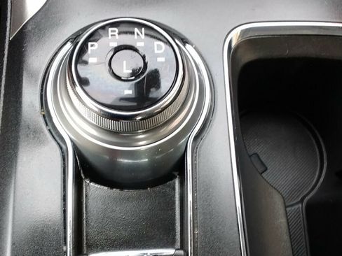 Used 2019 Ford Fusion SE FWD image 25