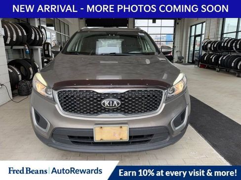 Used 2018 Kia Sorento LX image 2