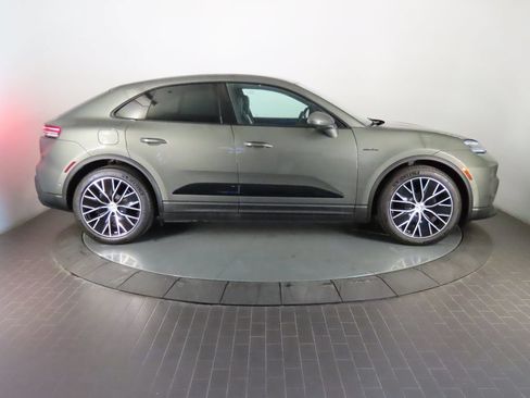Certified 2025 Porsche Macan 4 Electric AWD/4WD image 8