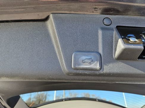 Used 2017 Chevrolet Traverse Premier image 32