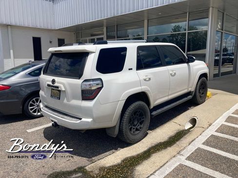 Used 2020 Toyota 4Runner SR5 AWD/4WD image 5