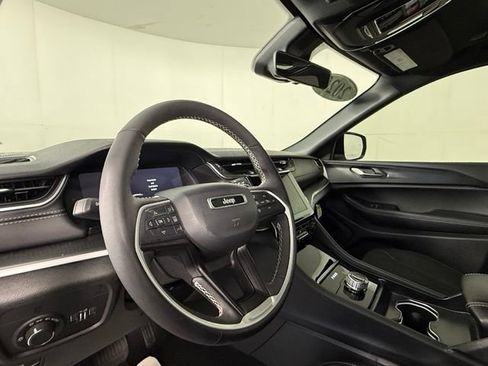 Used 2025 Jeep Grand Cherokee Altitude RWD image 6