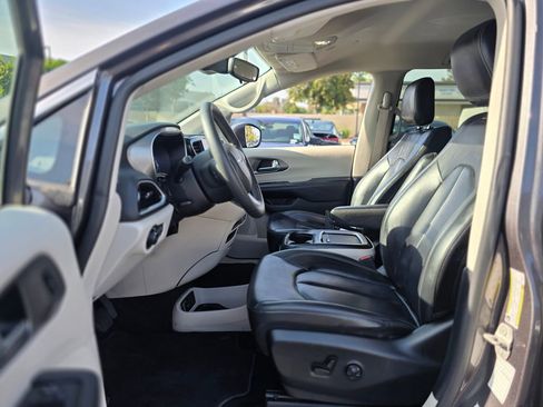 Used 2023 Chrysler Pacifica Touring-L FWD image 14