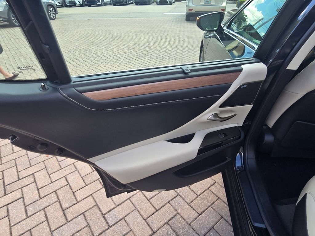 Used 2025 Lexus ES 350 Ultra Luxury w/ Accessory Package (Z2) FWD image 9