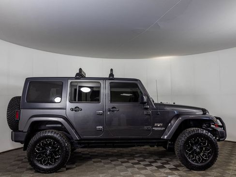 Used 2017 Jeep Wrangler Unlimited Sahara w/ Connectivity Group AWD/4WD image 13