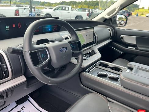 Used 2025 Ford Expedition Active AWD/4WD image 14