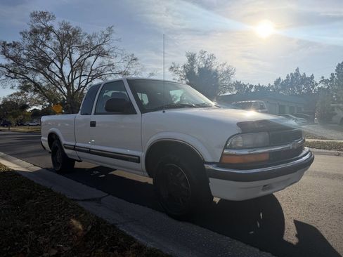 Used 2001 Chevrolet S10 Pickup LS w/ Preferred Equipment Group image 2