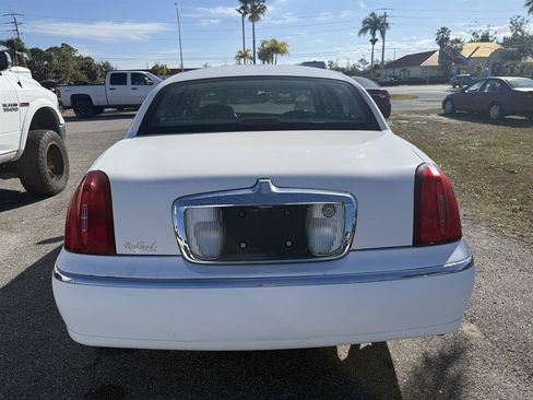 Used 1999 Lincoln Town Car Executive image 4
