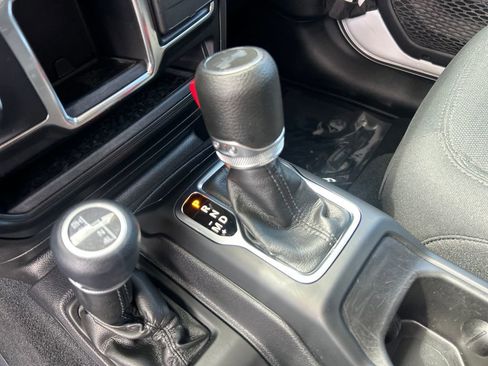 Used 2022 Jeep Wrangler Sport AWD/4WD image 17
