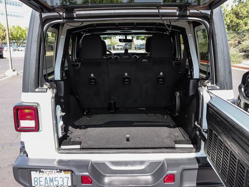 Used 2018 Jeep Wrangler Unlimited Sahara AWD/4WD image 32
