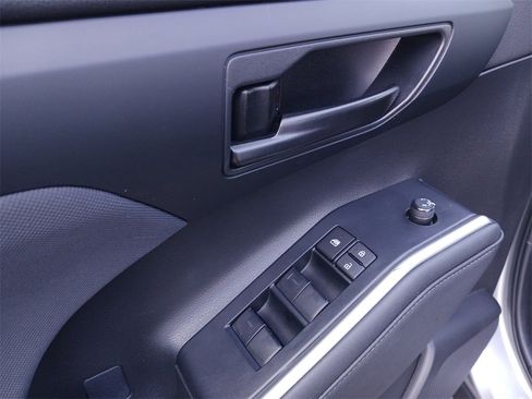 Used 2023 Toyota Highlander L image 30