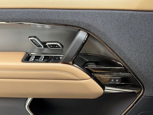 Used 2025 Land Rover Range Rover Sport SE image 15