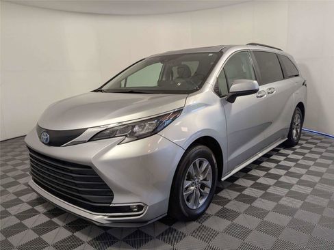 Used 2024 Toyota Sienna XLE FWD image 2