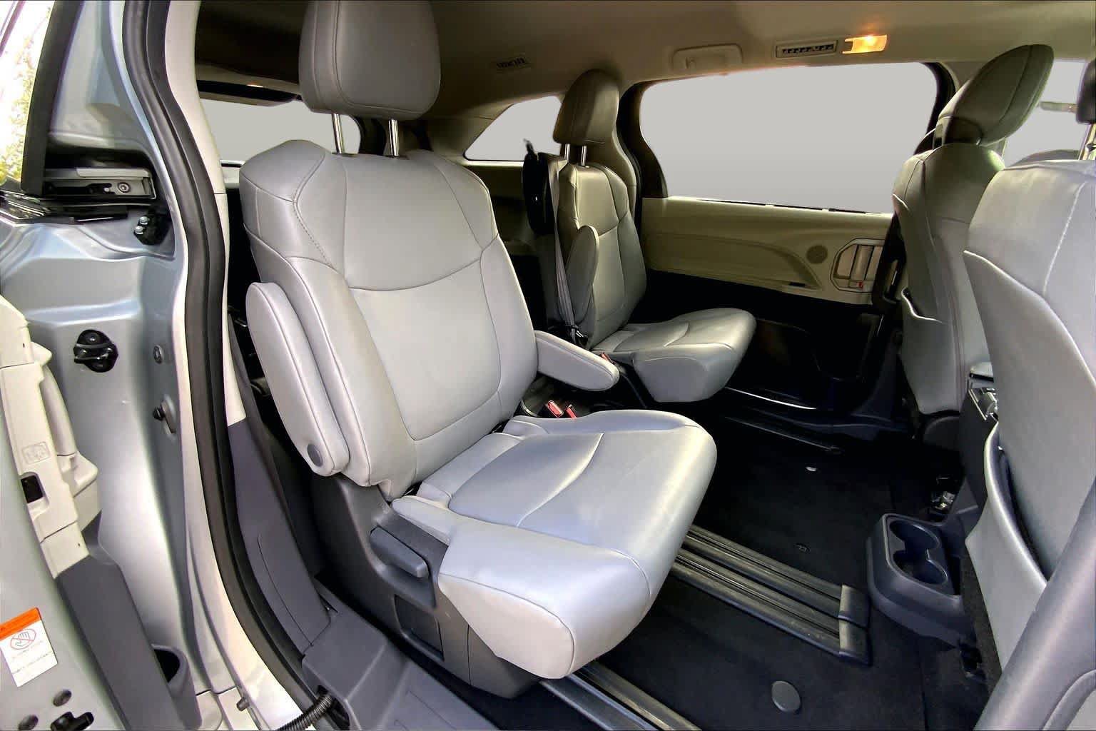 Used 2024 Toyota Sienna XLE FWD image 19
