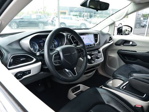 Used 2024 Chrysler Pacifica Touring-L FWD image 24