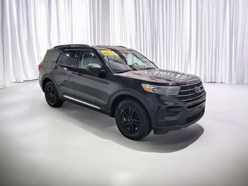 Used 2022 Ford Explorer XLT image 2