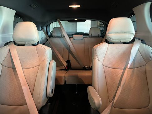 Used 2023 Toyota Sienna Limited FWD image 21