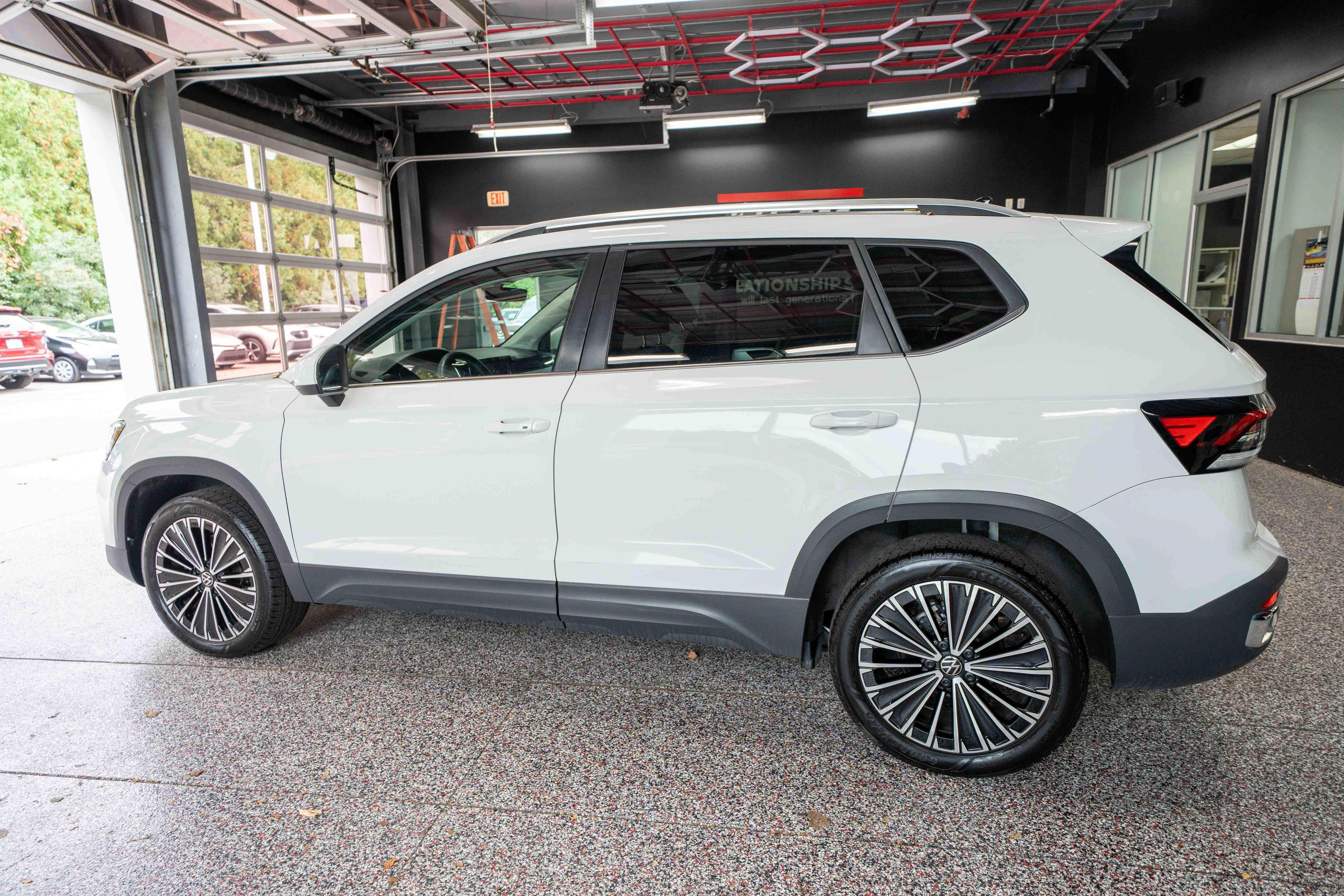 Used 2025 Volkswagen Taos SE FWD image 2