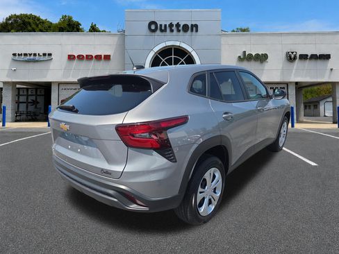 Used 2025 Chevrolet Trax LS FWD image 4