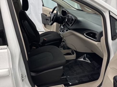 Used 2024 Chrysler Voyager LX FWD image 25