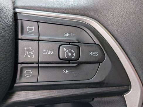 Used 2023 Jeep Grand Cherokee L Laredo RWD image 18