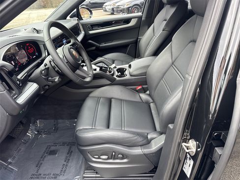 Used 2025 Porsche Cayenne Coupe image 9