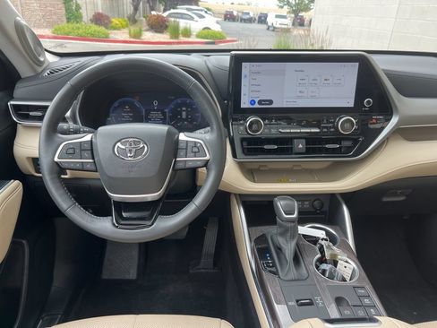 Used 2024 Toyota Highlander Platinum AWD/4WD image 19