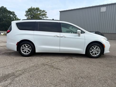 Used 2022 Chrysler Pacifica Touring-L FWD image 6