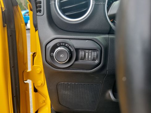 Used 2018 Jeep Wrangler Unlimited Sahara AWD/4WD image 27