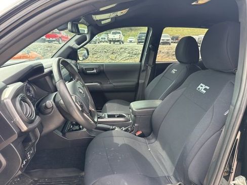 Used 2019 Toyota Tacoma TRD Sport image 9