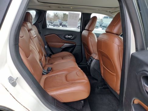 Used 2019 Jeep Cherokee Overland w/ Technology Group image 13