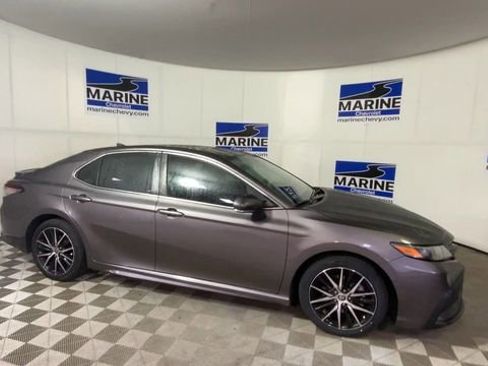 Used 2022 Toyota Camry SE image 3