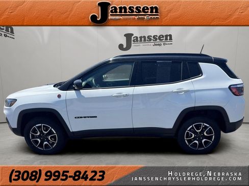 Used 2025 Jeep Compass Trailhawk AWD/4WD image 1