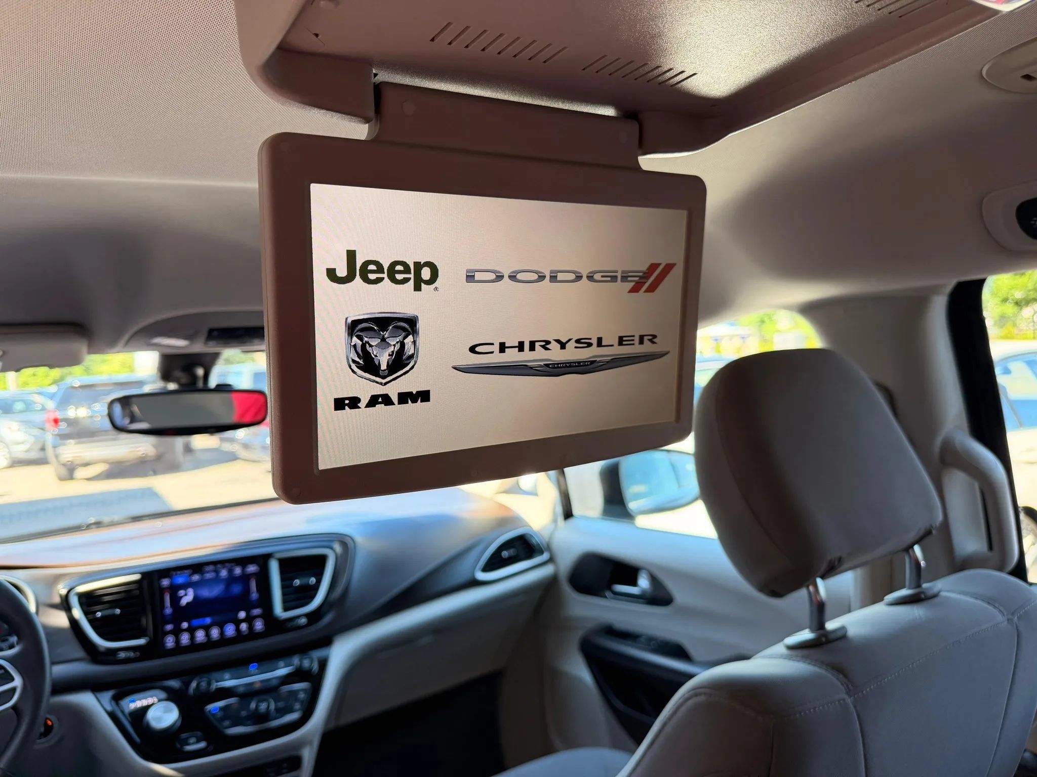 Used 2017 Chrysler Pacifica Touring Plus w/ Tire & Wheel Group FWD image 14