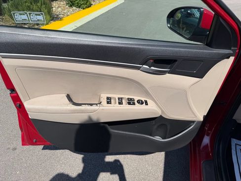 Used 2019 Hyundai Elantra SE FWD image 11