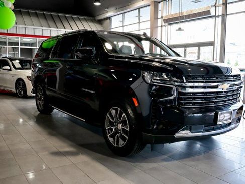 Used 2024 Chevrolet Suburban LT w/ Luxury Package image 3