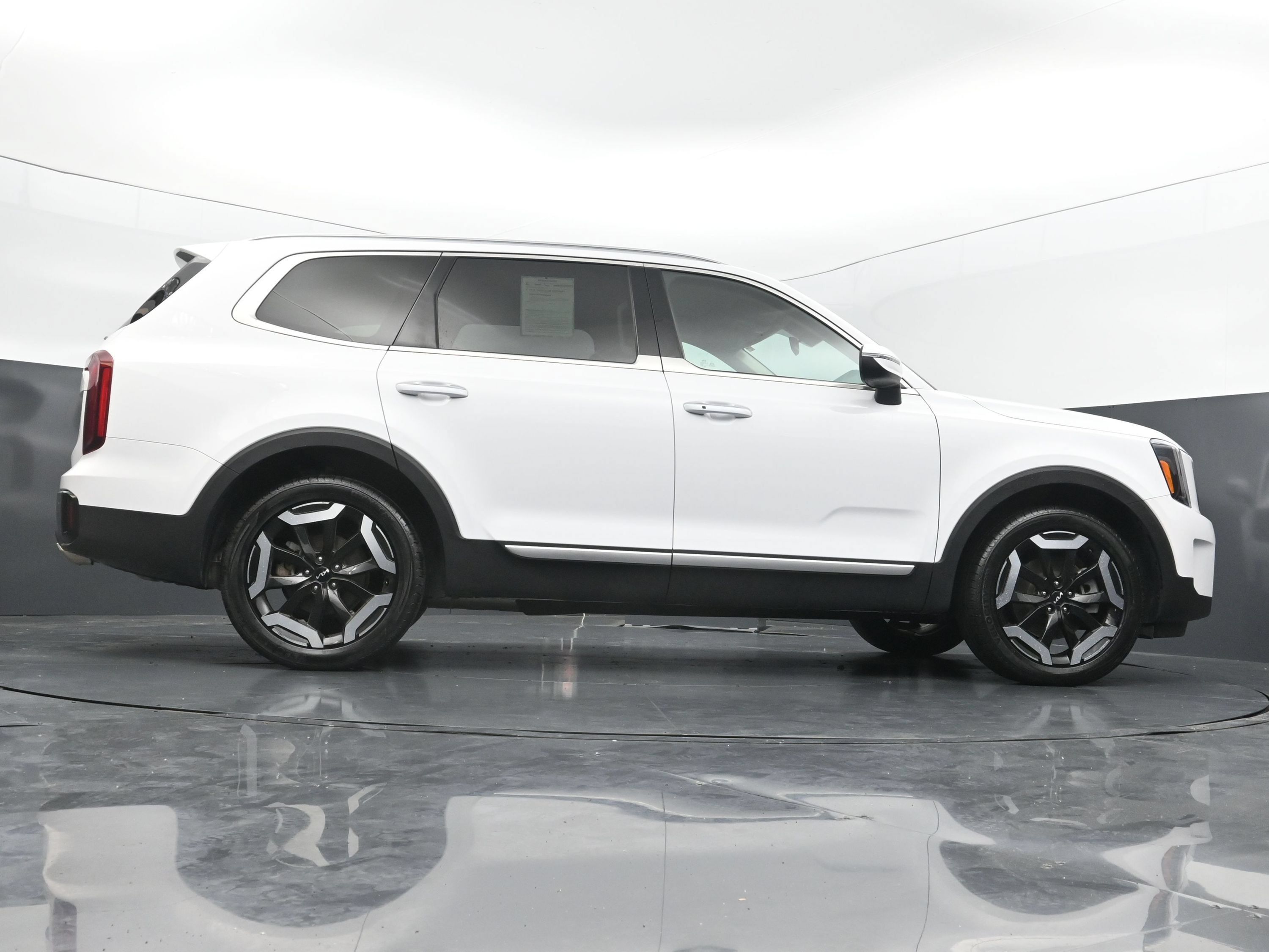Used 2025 Kia Telluride S FWD image 40