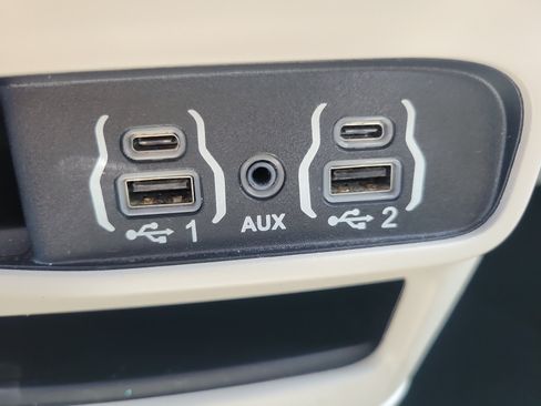 Used 2023 Chrysler Voyager LX FWD image 17
