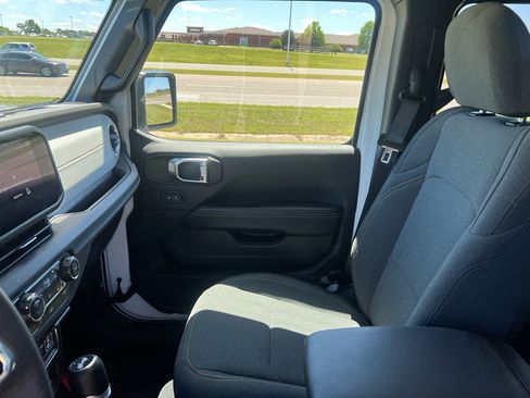 Used 2025 Jeep Wrangler Sahara image 21
