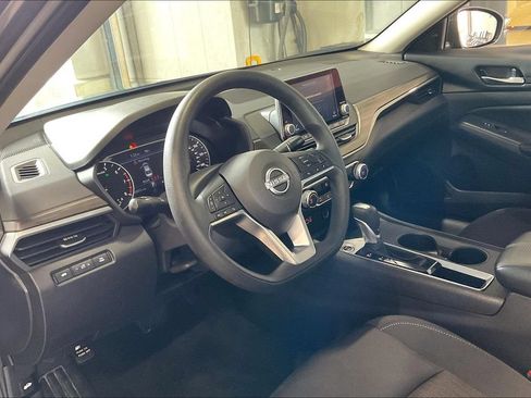 Used 2025 Nissan Altima 2.5 SV FWD image 4