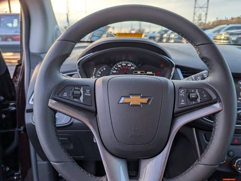 Used 2022 Chevrolet Trax LT w/ LT Convenience Package image 10