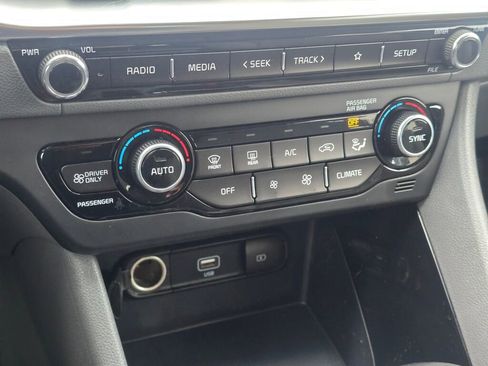 Used 2020 Kia Niro LXS image 32