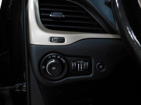 Used 2017 Jeep Cherokee Latitude w/ Comfort & Convenience Group image 40