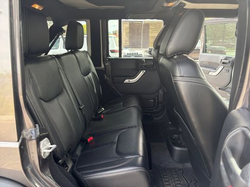 Used 2016 Jeep Wrangler Unlimited Rubicon w/ Connectivity Group AWD/4WD image 18