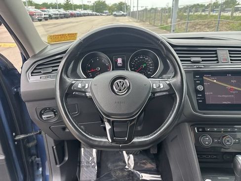 Used 2018 Volkswagen Tiguan SEL AWD/4WD image 32