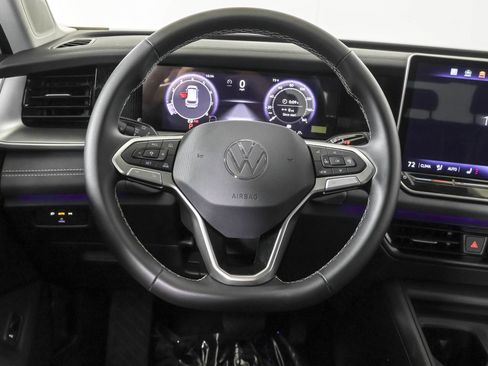 Used 2025 Volkswagen Tiguan SE image 24