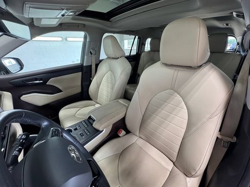 Used 2020 Toyota Highlander XLE AWD/4WD image 12