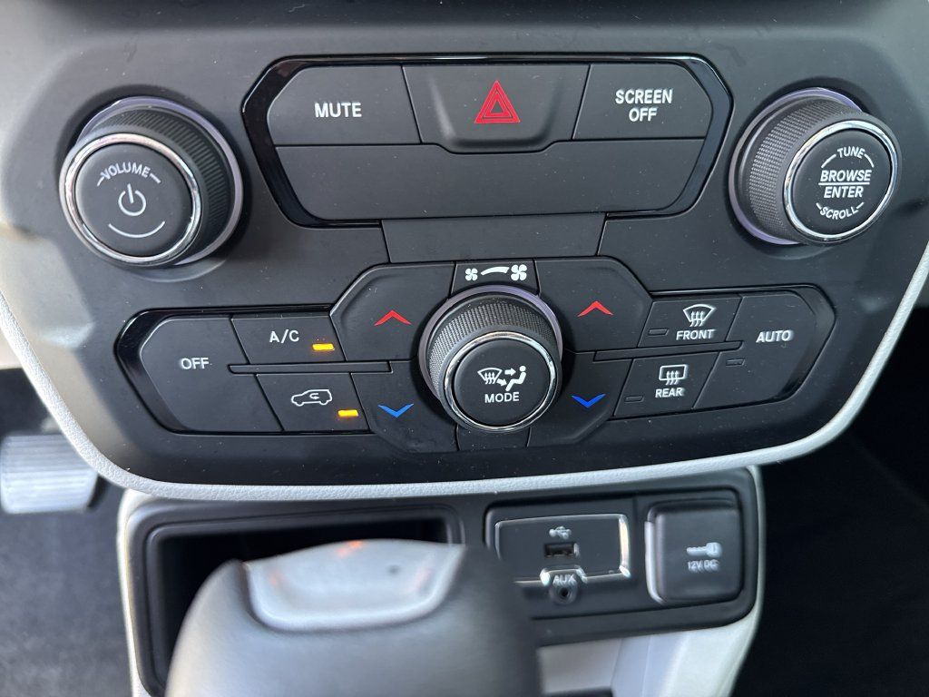 Used 2018 Jeep Renegade Latitude FWD image 25