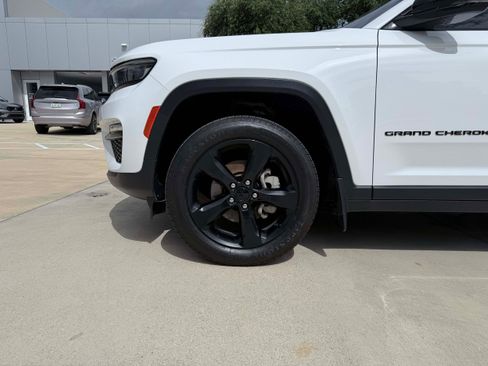 Used 2023 Jeep Grand Cherokee Limited w/ Black Appearance Package AWD/4WD image 9