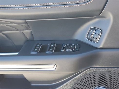 Used 2024 Ford Expedition Platinum image 23